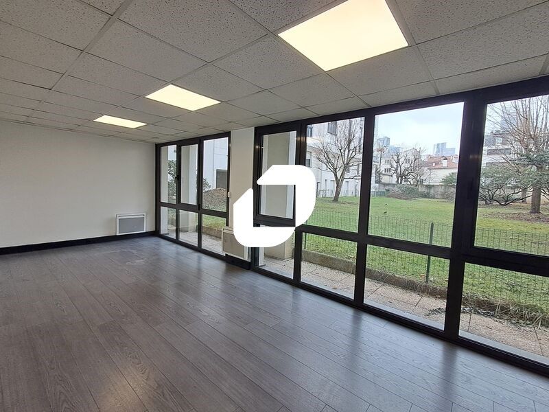 Local en rez de chaussée avec accès direct sur ru