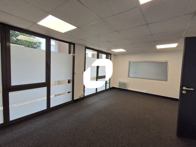 Local en rez de chaussée avec accès direct sur ru