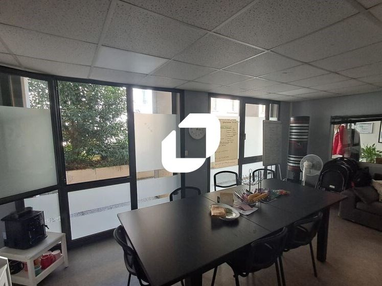 Local en rez de chaussée avec accès direct sur ru