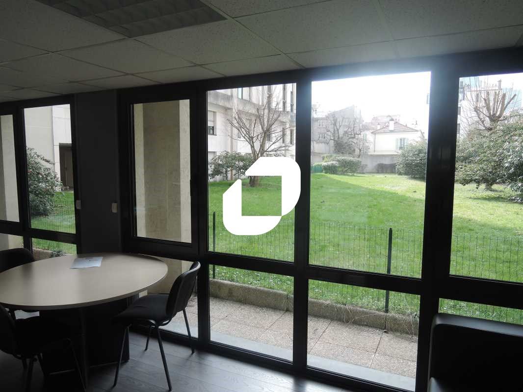 Local en rez de chaussée avec accès direct sur ru