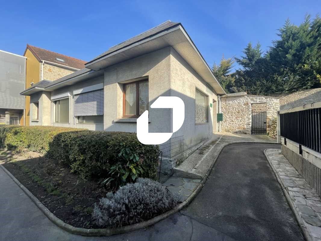 Situé à proximité immédiate des autoroutes A6 et 