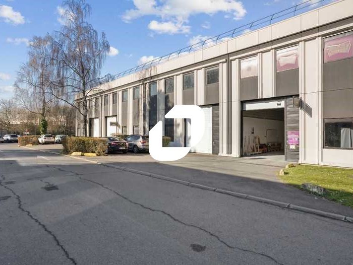 A proximité immédiate des autoroutes A4, la Franc