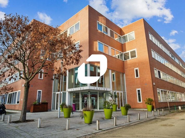 Au sein d'un immeuble de bureaux moderne situé à