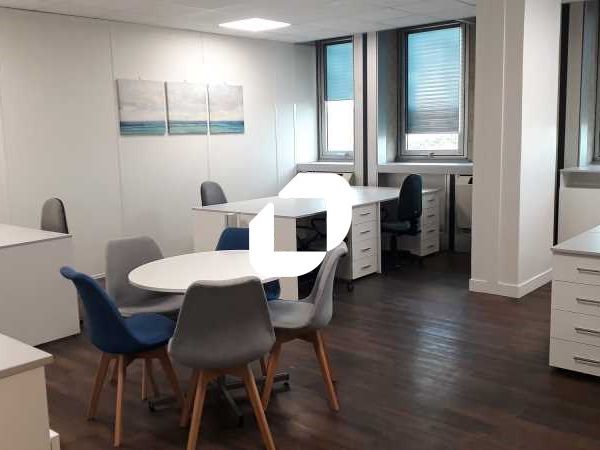 Au pied du RER C au sein de l'immeuble de bureaux