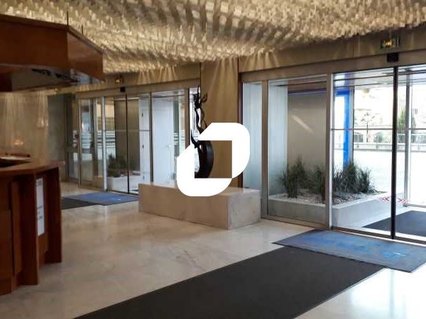 Au pied du RER C au sein de l'immeuble de bureaux