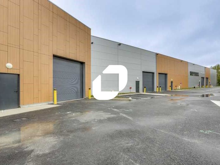 Idéalement situé au pied de l'Autoroute A6 et à p