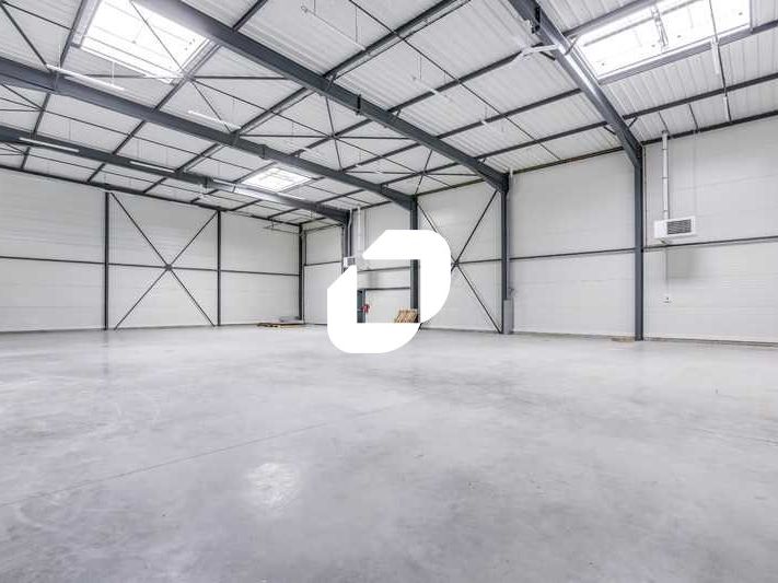 Idéalement situé au pied de l'Autoroute A6 et à p