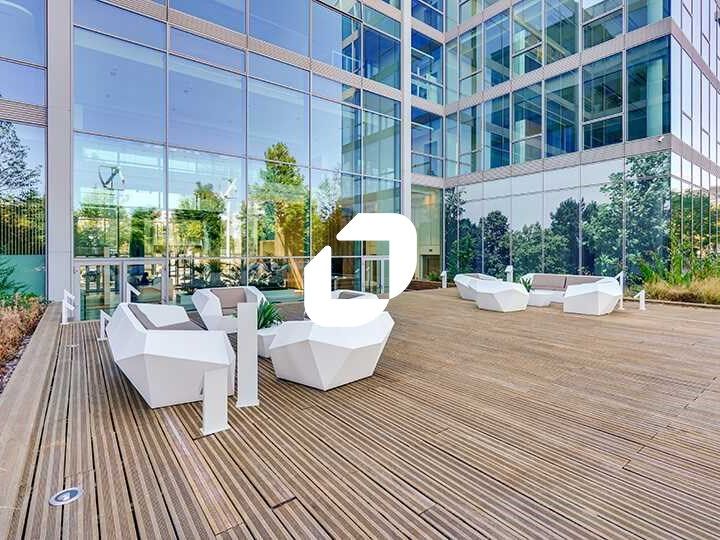 A proximité de la gare de Massy RER B & C et TGV.