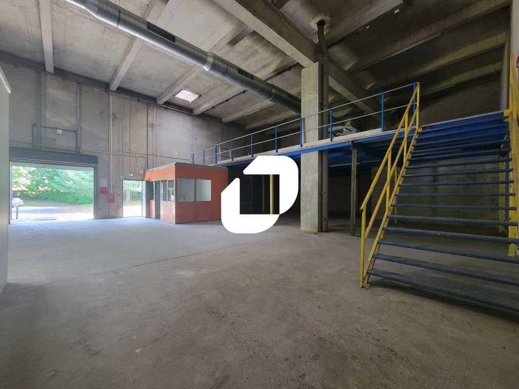 Situé à proximité de l'autoroute A6 et de la Fran