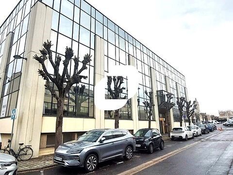 A Saint Ouen, au sein d'un parc tertiaire  straté