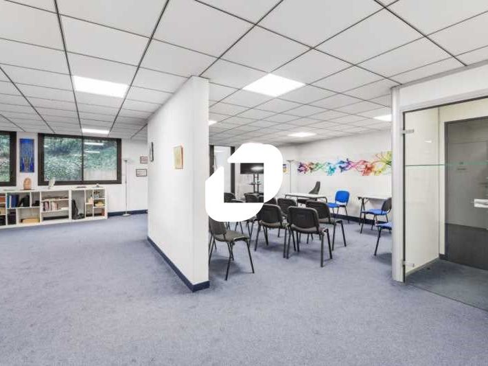 Au sein d'un immeuble moderne, à proximité de la 