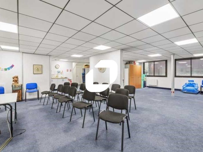 Au sein d'un immeuble moderne, à proximité de la 