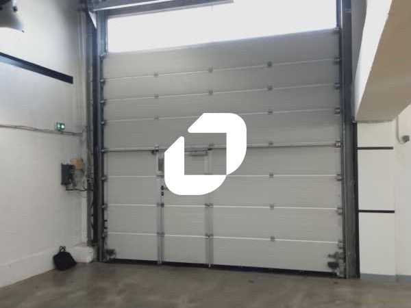 Dans un immeuble indépendant, à proximité immédia