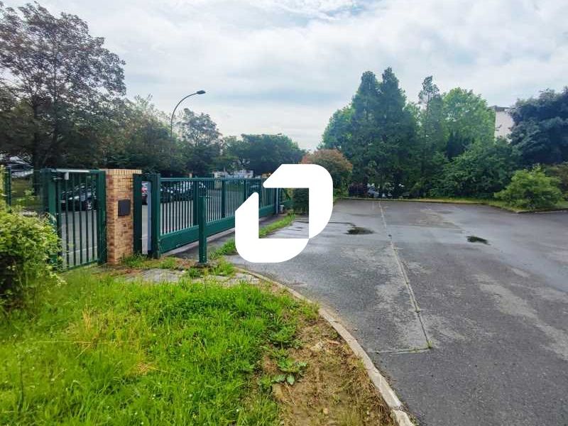 Situé à Créteil, à proximité du Métro Ligne 8 sta