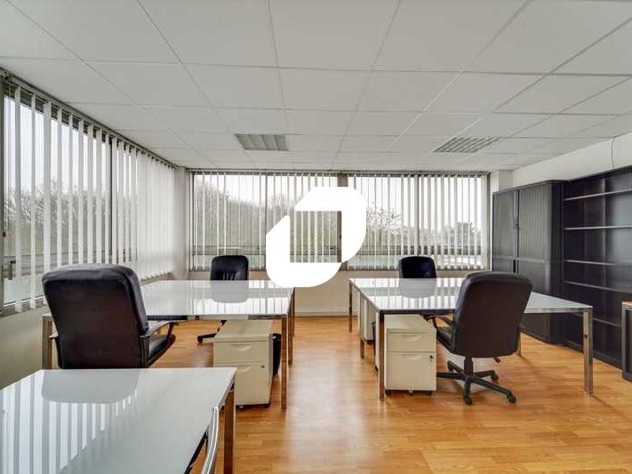 Situé à proximité de l'autoroute A6 et de la nati