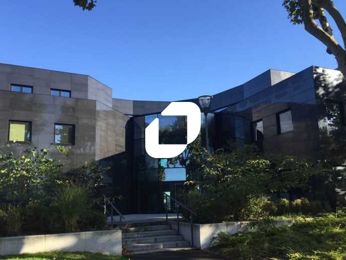 Situé au pied de l'autoroute A6 et de la National