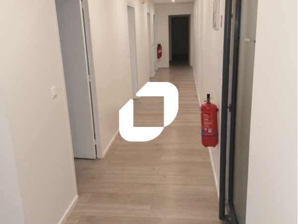 Situé au pied de l'autoroute A6 et de la National