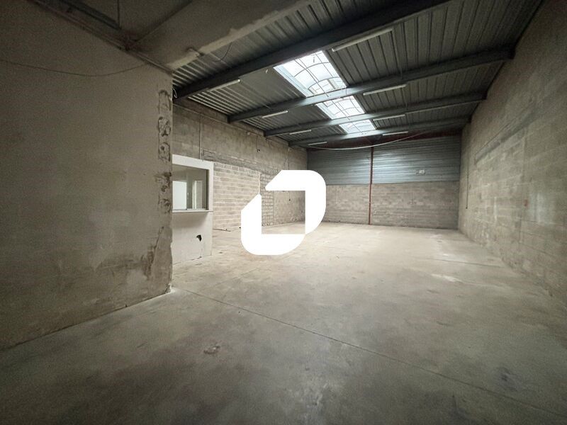 Idéalement situé à proximité des principales voie