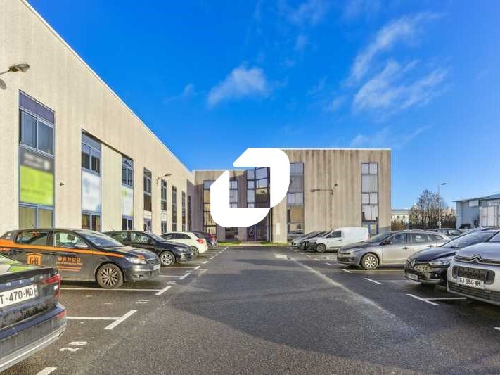 Situé à Lisses, à proximité de l'autoroute A6, au