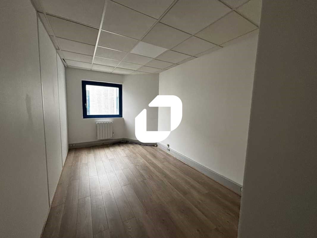 Situé à Lisses, à proximité de l'autoroute A6, au