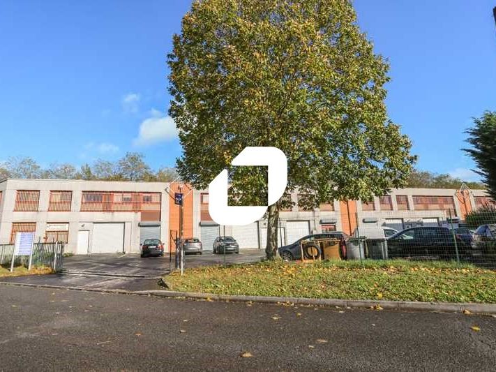 Idéalement situé à proximité des principales voie