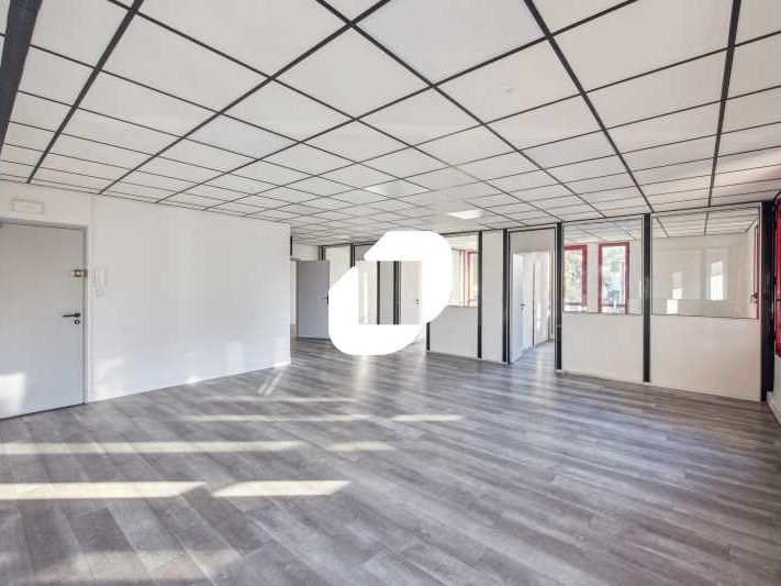 Idéalement situé au coeur de la zone industrielle