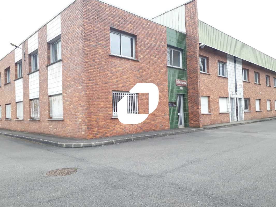 Situé dans la zone d'activités de l'Eglantier, à 