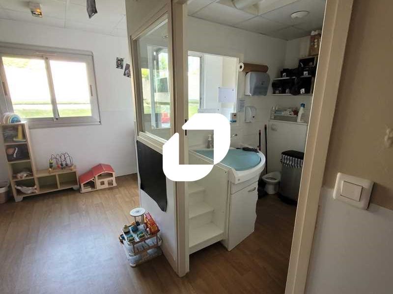 À proximité du RER A, dans un immeuble tertiaire