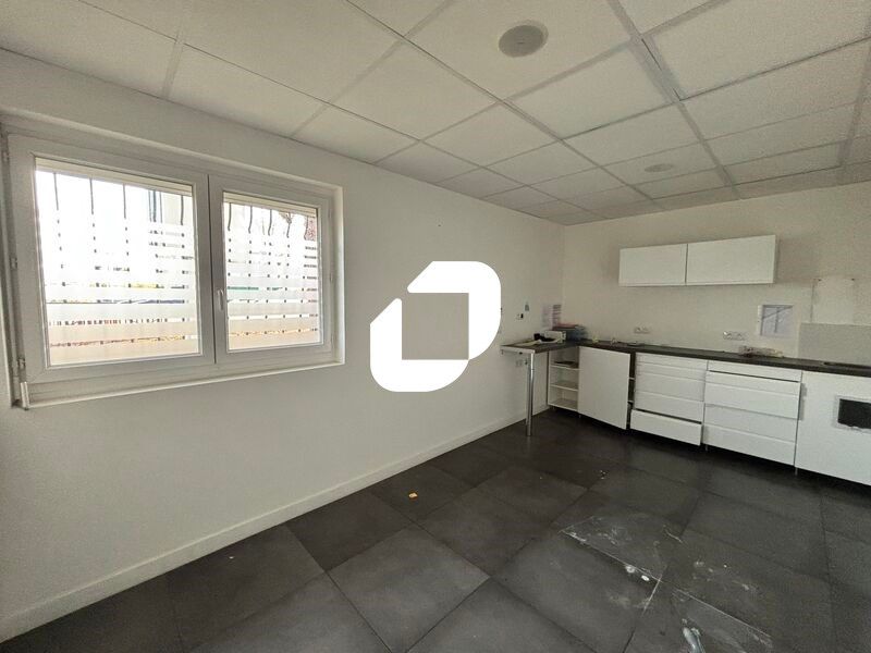 Situé à proximité de l'Autoroute A6 et de la Nati