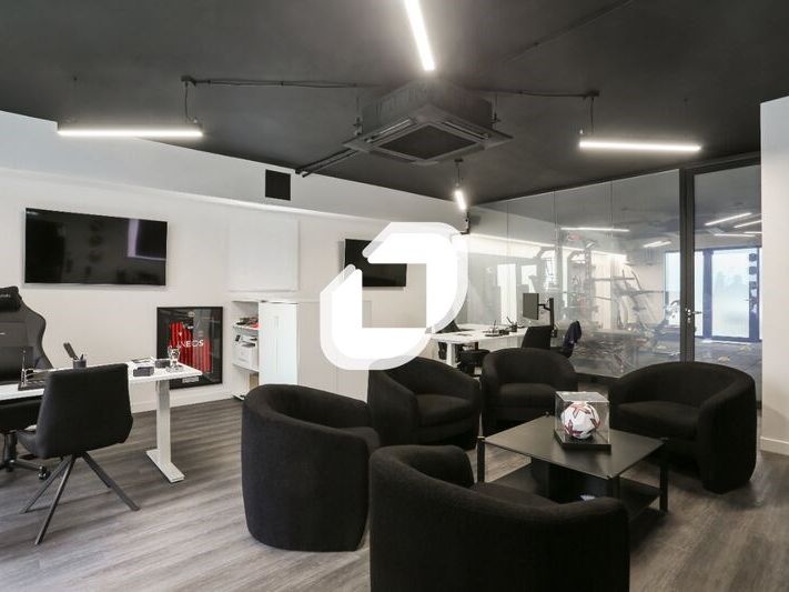 À seulement deux pas de la Mairie de Montreuil, I