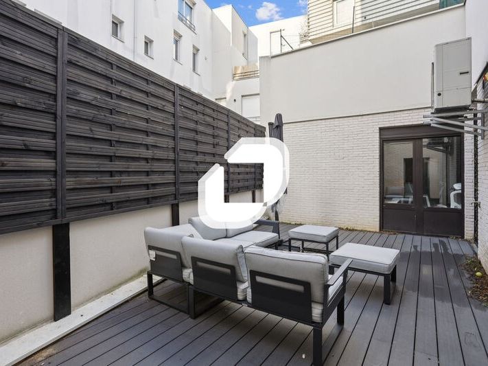 À seulement deux pas de la Mairie de Montreuil, I