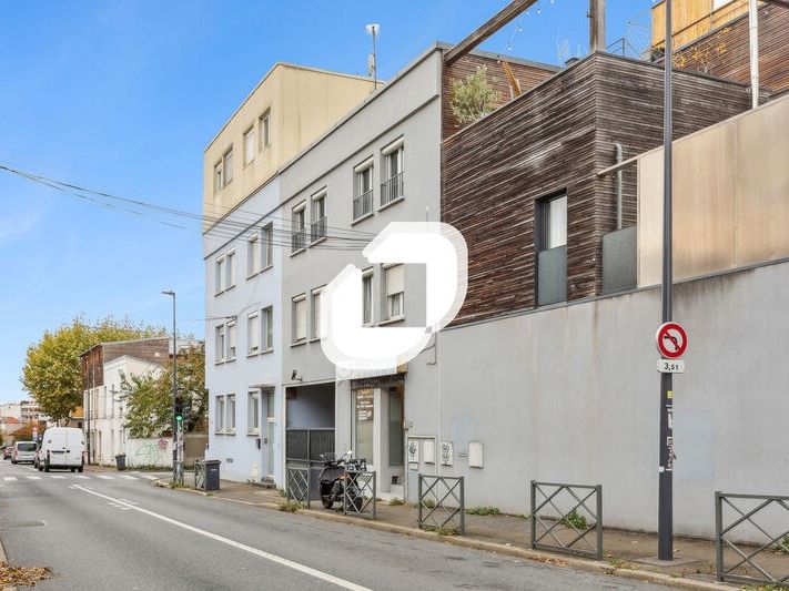 À seulement deux pas de la Mairie de Montreuil, I