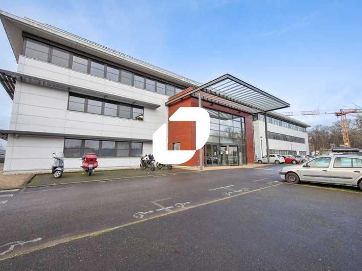 Situé à Bruyères-le-Châtel, au sein d'un campus, 