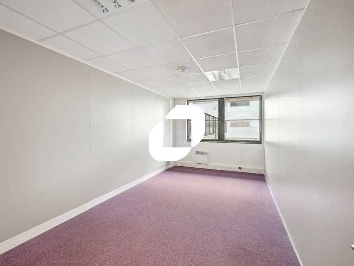 Situé à Bruyères-le-Châtel, au sein d'un campus, 