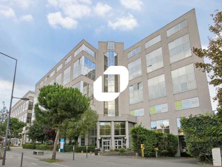 Au pied du métro 7 et proche de l'A86 et l'A6, IM