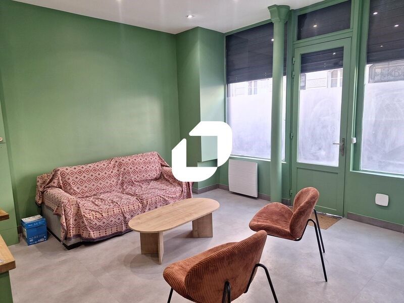 Situé à proximité du métro Anatole France et du p