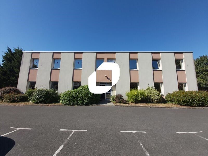 Situé à proximité des grands axes N20, N118 et A1