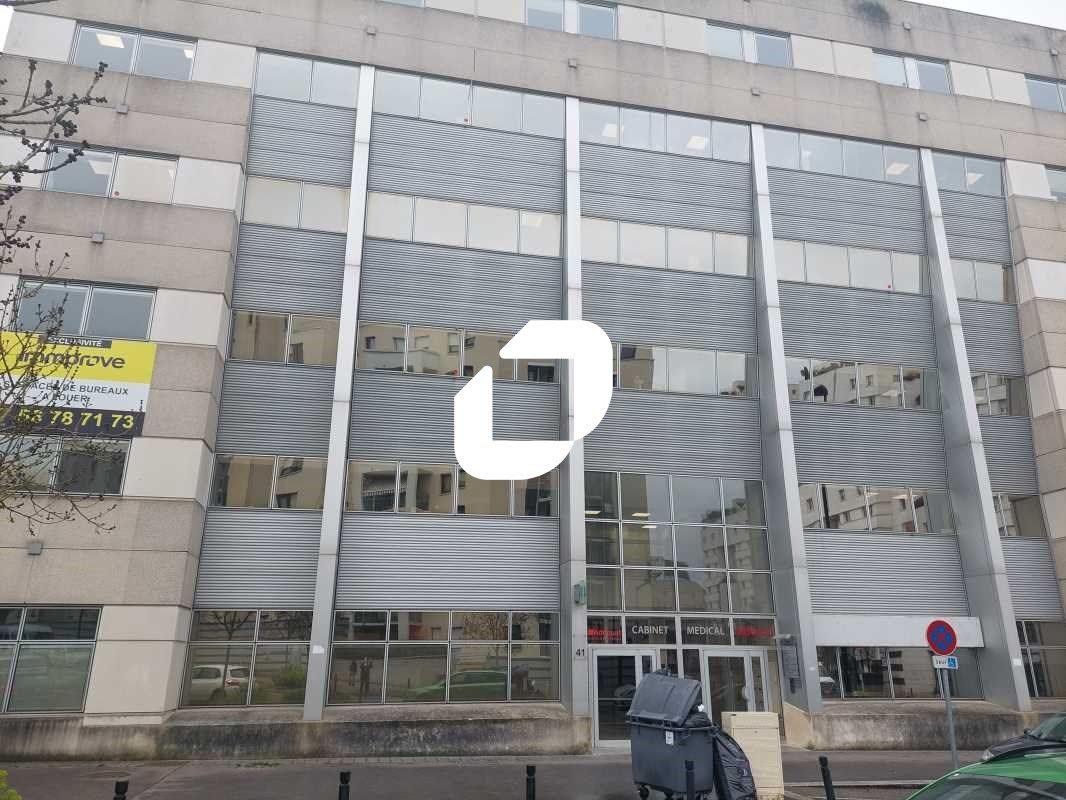 A toute proximité du centre commercial régional, 