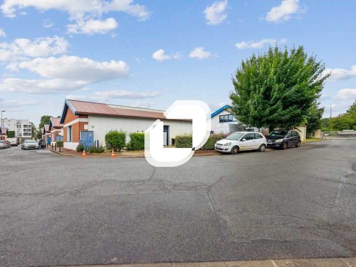 Au pied de l'Autoroute A86 et au sein d'un petit