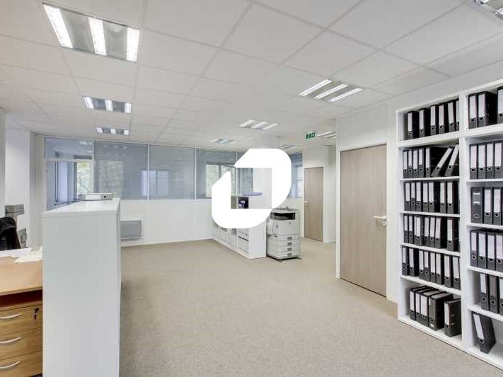 Situé au pied du RER A station "Neuilly Plaisance