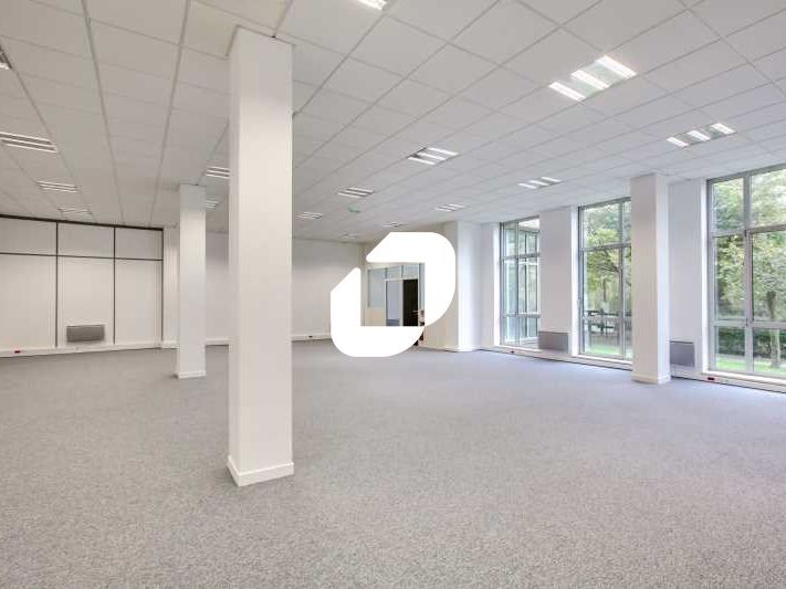 Situé au pied du RER A station "Neuilly Plaisance