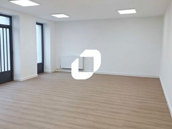 Au pied d'un immeuble d'habitation situé à toute