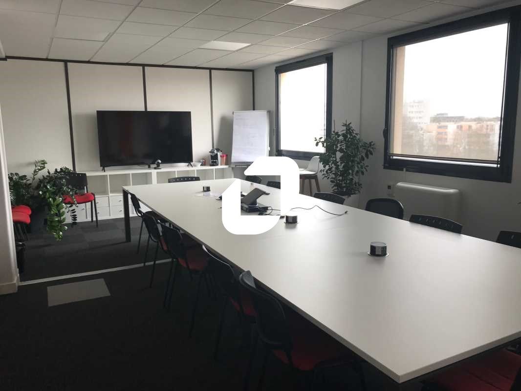 Dans un immeuble de bureaux indépendant et entièr