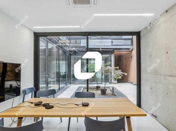 Idéalement situé proche du canal et des transport