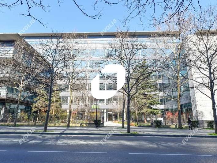 Situé à équidistance des RER D & B accessibles en