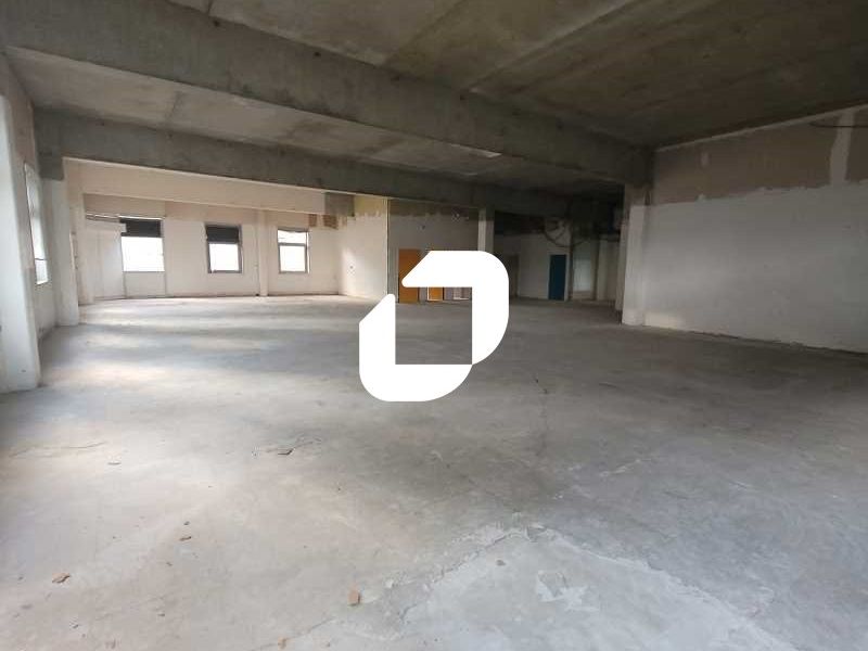 À deux pas du tramway, dans un ensemble tertiaire