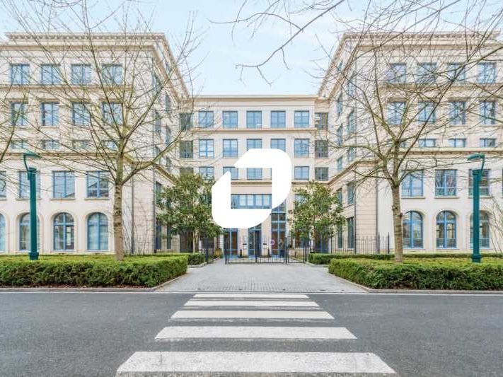 A proximité immédiate de l'autoroute A4, situé au