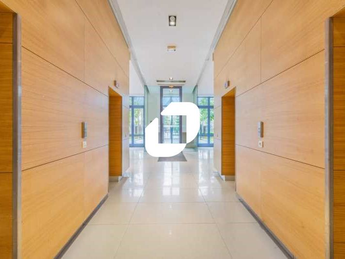 A proximité immédiate de l'autoroute A4, situé au