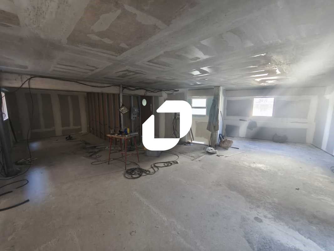 Situé à NOGENT SUR MARNE, proche des commerces, d