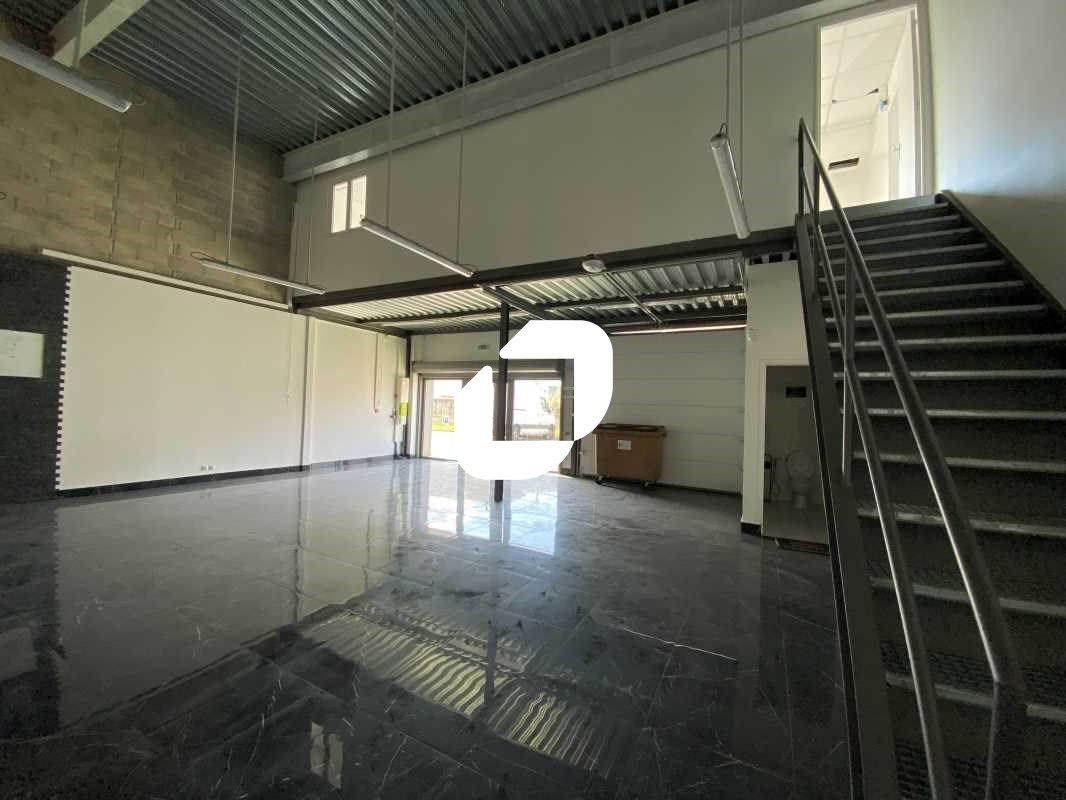 Au sein d'un parc d'activité en face du centre co